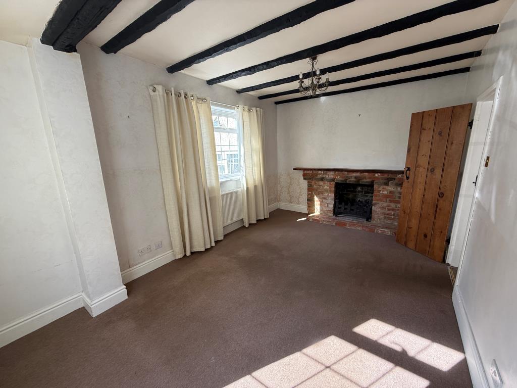 Lot: 180 - DETACHED BUNGALOW WITH POTENTAL - Living Room